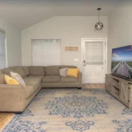 Bright 3Br Cottage Near The Beach And Downtown